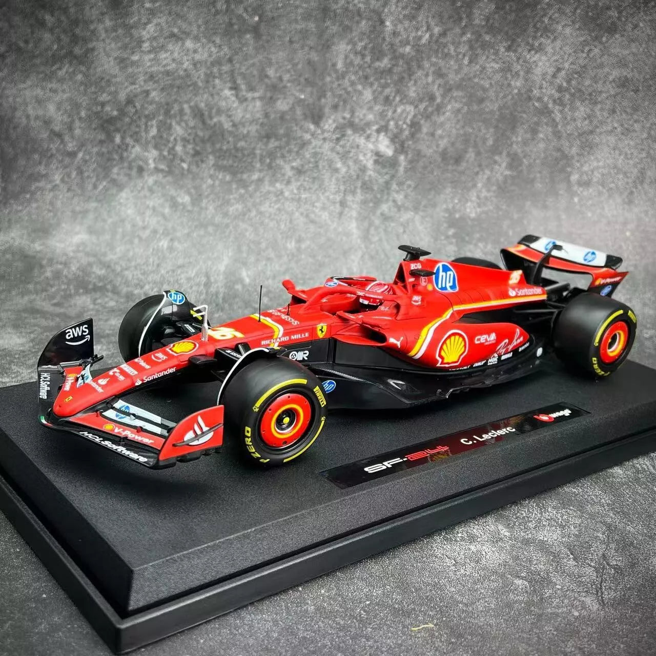 Modelo Ferrari SF-24 de fundición a presión 1:18